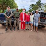 PMA e Conselho de Segurança de Mundo Novo com presença de Papai Noel distribuem brinquedos e doces para 600 crianças em bairros carentes da cidade