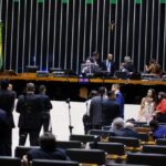 Câmara Federal aprova aumento salarial de presidente, vice, ministros e parlamentares. E o salário Mínimo?