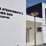 Homem é preso após espancar mulher com tijolo e filha de 6 anos com chinelada no rosto em MS