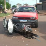 Mulher sofre traumatismo craniano após acidente entre carro e moto