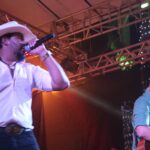 Show de Alex e Yvan lota praça e coloca o público para dançar