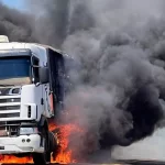 Carreta pega fogo e fica completamente destruída, na MS-276