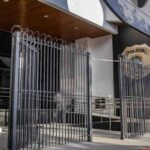 Mãe é presa após espancar menino de 6 anos e ameaçar jogar bebê no chão