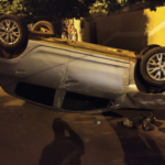 Carro capota com quatro crianças dentro na Avenida Antero Lemos