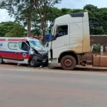 Paciente em ambulância morre após veículo de socorro colidir de frente com carreta em MS