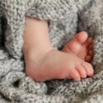 Brasil: Bebê cai de caminhão em movimento e morre atropelado