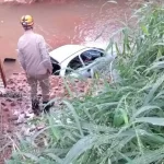 Carro cai em córrego e mata duas pessoas em Mato Grosso do sul