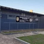 Irmãs são abandonadas em casa pela mãe que viaja para se encontrar com namorado