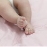 Mãe que matou bebê continua presa e marido diz que mulher já teria tido outros surtos