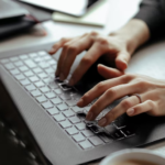 Falta de privacidade faz sucesso nos filmes, mas traz riscos na vida real?