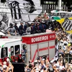 Pelé recebe últimas homenagens e velório termina após Vila receber 230 mil fãs