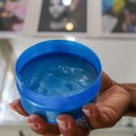 Relatos de cegueira levam Anvisa a proibir venda de pomadas capilares