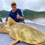 Ex-governador do MS, Reinaldo Azambuja, aproveita para pescar no rio Paraguai