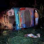 Ônibus de MS com 27 passageiros cai em ribanceira no Paraná e deixa feridos