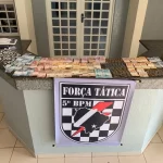 Polícia Militar fecha “boca de fumo”, prende autores em flagrante e apreende dinheiro e drogas em Coxim