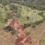  PMA de São Gabriel do Oeste autua paranaense em R$ 50 mil devido a voçoroca de mais de 300 metros de comprimento, 10 de profundidade e 25 de largura média em área protegida