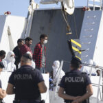 Naufrágio próximo à Itália deixa ao menos 59 migrantes mortos