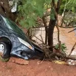 Chuva em Ponta Porã deixa famílias desabrigadas, arrasta carro e destrói ruas