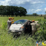 Caminhoneiro perde controle, capota na MS-276 e é socorrido com ferimento na cabeça