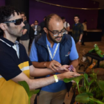 Deficientes visuais podem tocar em animais e plantas aquáticas em espaço novo no Bioparque Pantanal