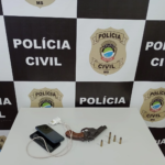 Dois são presos pela Polícia Civil em Naviraí, um por descumprir medidas protetivas e outro por porte ilegal de arma de fogo