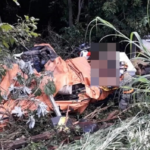 Caminhonete com frete perde freio, cai em ribanceira na MS-423 e deixa motorista ferido