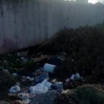 Moradora reclama de lixos descartados de forma indevida em terreno que fica ao lado do CMEI “Sonho de Criança” (vídeo)