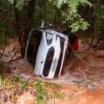 MS: Motorista fica com carro preso em córrego após ser arrastada por enxurrada