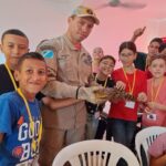 Corpo de Bombeiros resgata filhote de jacaré e crianças do Projeto Bombeiros do Amanhã o conhecem