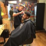 Jogadores do Novo FC cortam o cabelo na Spazen