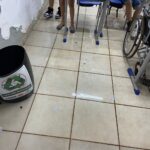 “Molha mais dentro do que fora”: Pais se indignam com a falta de cobertura das escolas e pedem que o problema seja resolvido