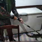 Polícia Militar Ambiental de Miranda captura jacaré em recepção de hotel no centro da cidade