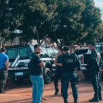 Homem é executado com 10 tiros e testemunha acaba atingida nas costas ao passar na rua