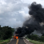 Caminhão pega fogo ao descer a Serra de Maracaju, na BR-060