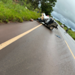 Carro aquaplana na MS-162 sentido Maracaju e bate em uma árvore