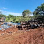 Carreta com carga milionária de cerveja capota na MS-040 em Campo Grande