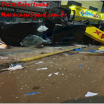 Caminhonete fica destruída após atingir loja e farmácia