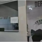 Criança ouve barulhos e encontra avô morto com cinco tiros em frente de casa