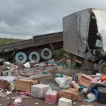 Acidente entre carretas e caminhão-baú mata duas pessoas na BR-262
