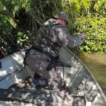 PMA de Aquidauana fiscaliza 31 embarcações, 128 pescadores, apreende anzóis de galho, soltando um peixe de grande porte de um deles e monitora cardume de lambari