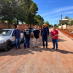 Prefeito de Dois Irmãos do Buritii, vereadores e secretários municipais esteviveram presente nas obras de pavimentação das ruas no Bairro Vila Nova