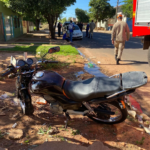 Motociclista bate em carro estacionado ao desviar de pedestre em Aquidauana