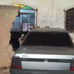 Com carro furtado, adolescente perde controle e destrói muro durante fuga