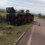 Carreta carregada com carvão tomba no trevo de Dois Irmãos do Buriti