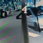 Carro tenta fazer conversão, atropela dupla em moto e foge sem prestar socorro