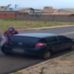 Câmeras flagram bandido sequestrando vendedor na saída de mercado em Campo Grande