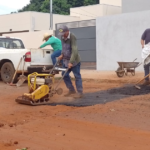 Departamento de Obras de Dois irmãos do Buriti realiza serviço de tapa buracos.
