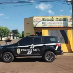Polícia encontra larvas em freezer com carne, lacra mercearia e prende dono