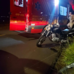 Acidente entre carro e moto deixa motociclista em estado grave e motorista foge do local