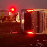 Ônibus cai em ribanceira, uma pessoa morre e seis ficam gravemente feridas